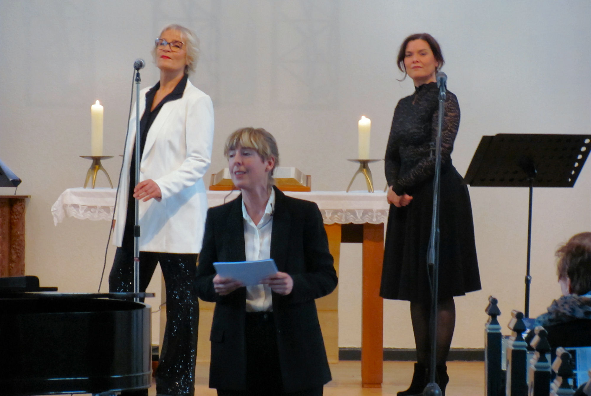 Linda Stach mit Heike Wittlieb (Marlene Dietrich) und Fenja Schneider (Édith Piaf)