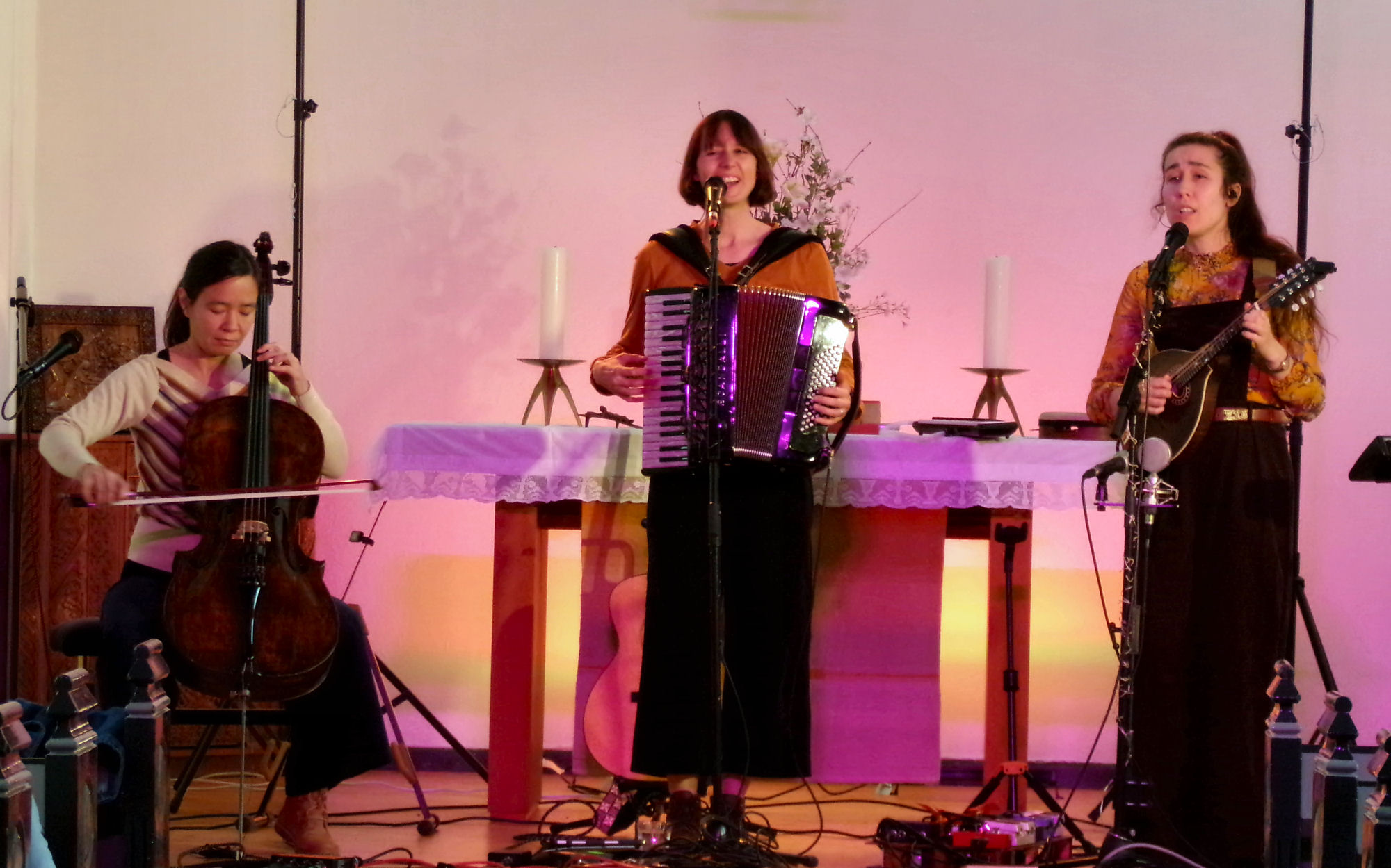 'Heide lauscht': Yulika Ogawa-M&uuml;ller, Ramona Kozma, Miriam Braun