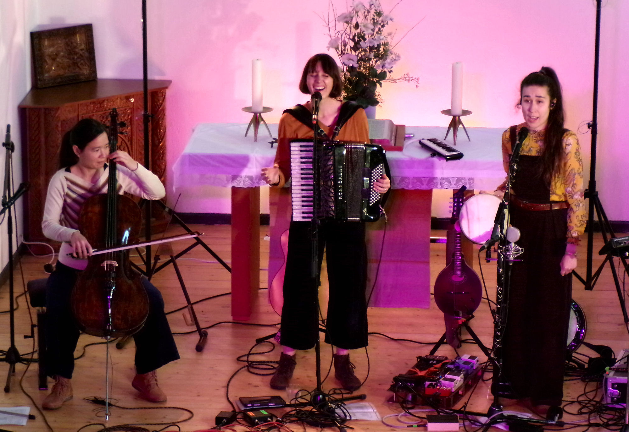 'Heide lauscht': Yulika Ogawa-M&uuml;ller, Ramona Kozma, Miriam Braun