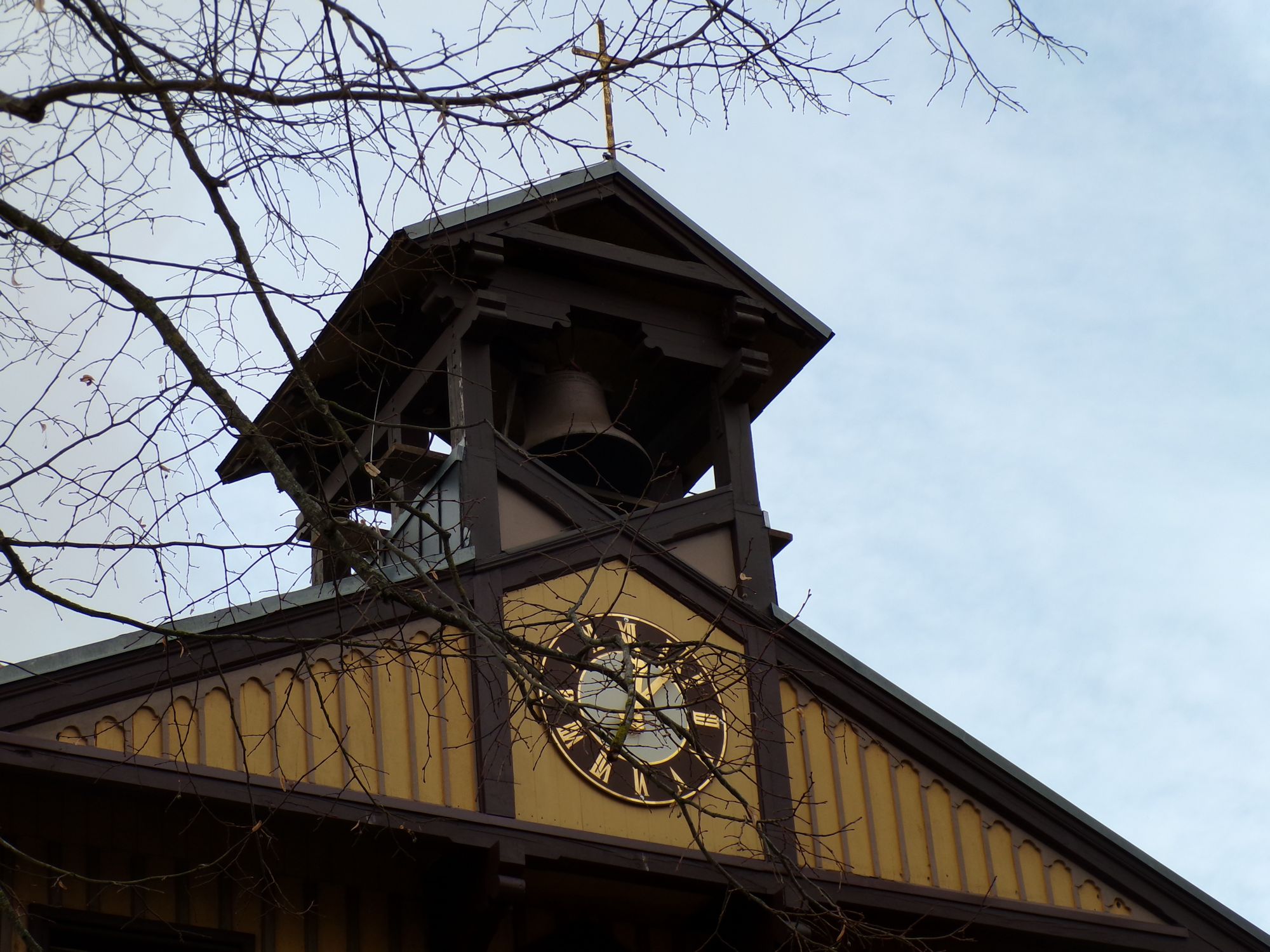 Die alte Glocke ist vom Joch gel&ouml;st.