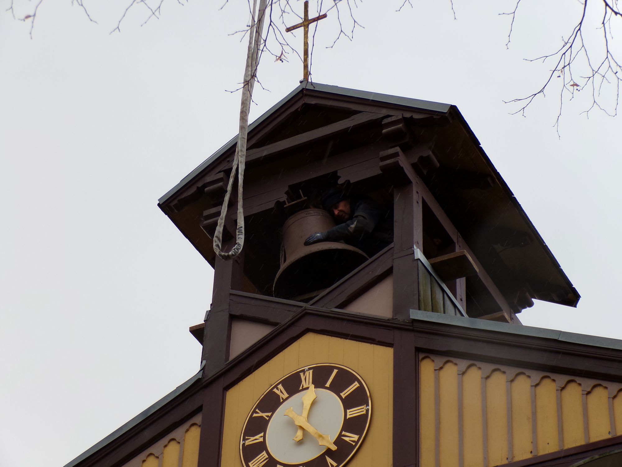 Die alte Glocke wird am Kran angeschlagen.