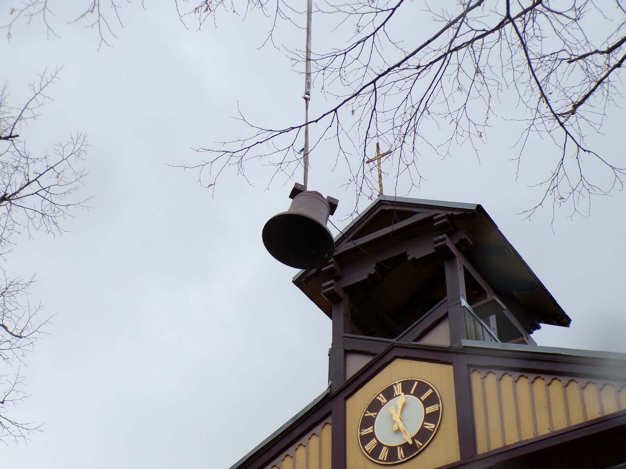 Die alte Glocke wird aus dem Dachreiter gehoben.