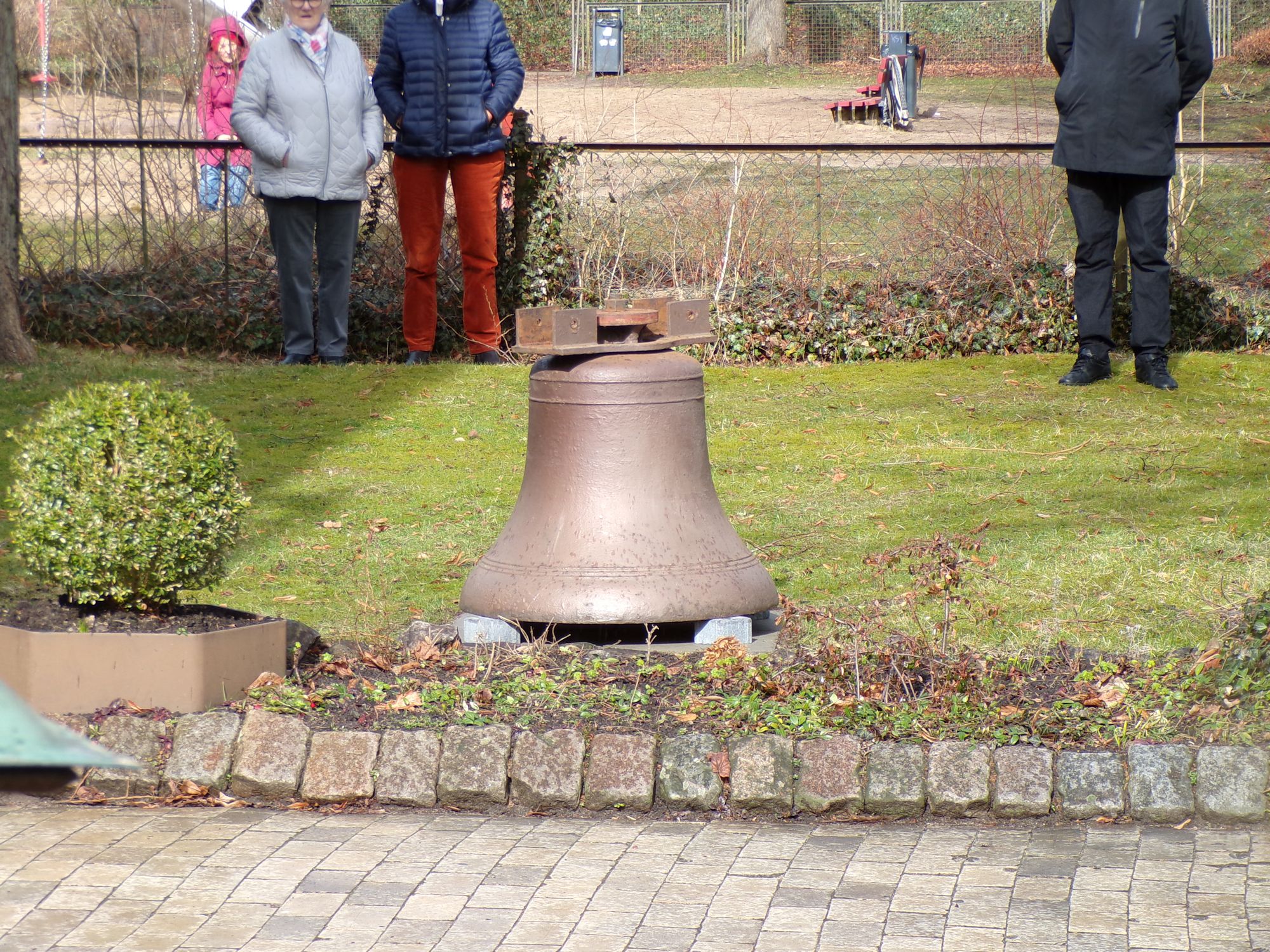 Die alte Glocke an ihrem neuen Platz vor der Kirche.