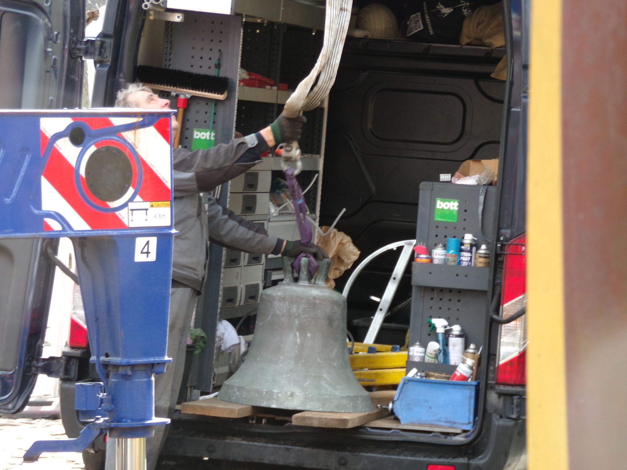 Die neue Glocke wird am Kran angeschlagen.