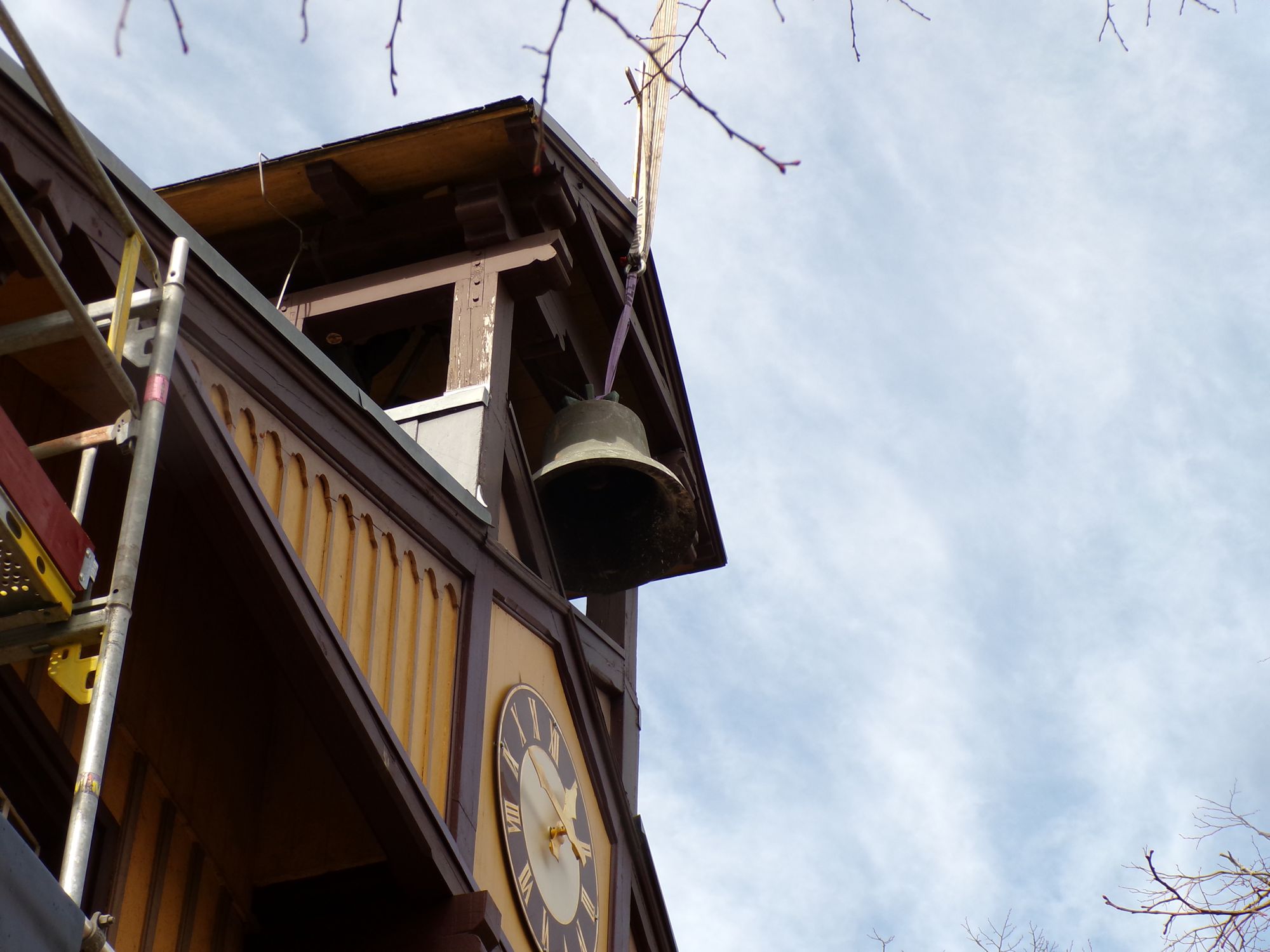 Die neue Glocke wird in den Dachreiter gezogen.