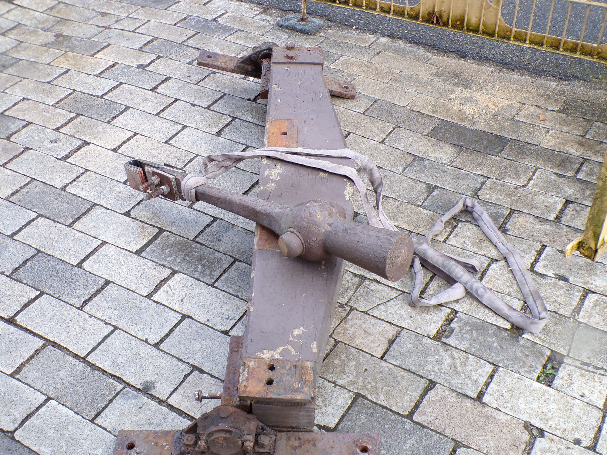 Joch und Kl&ouml;ppel der alten Glocke