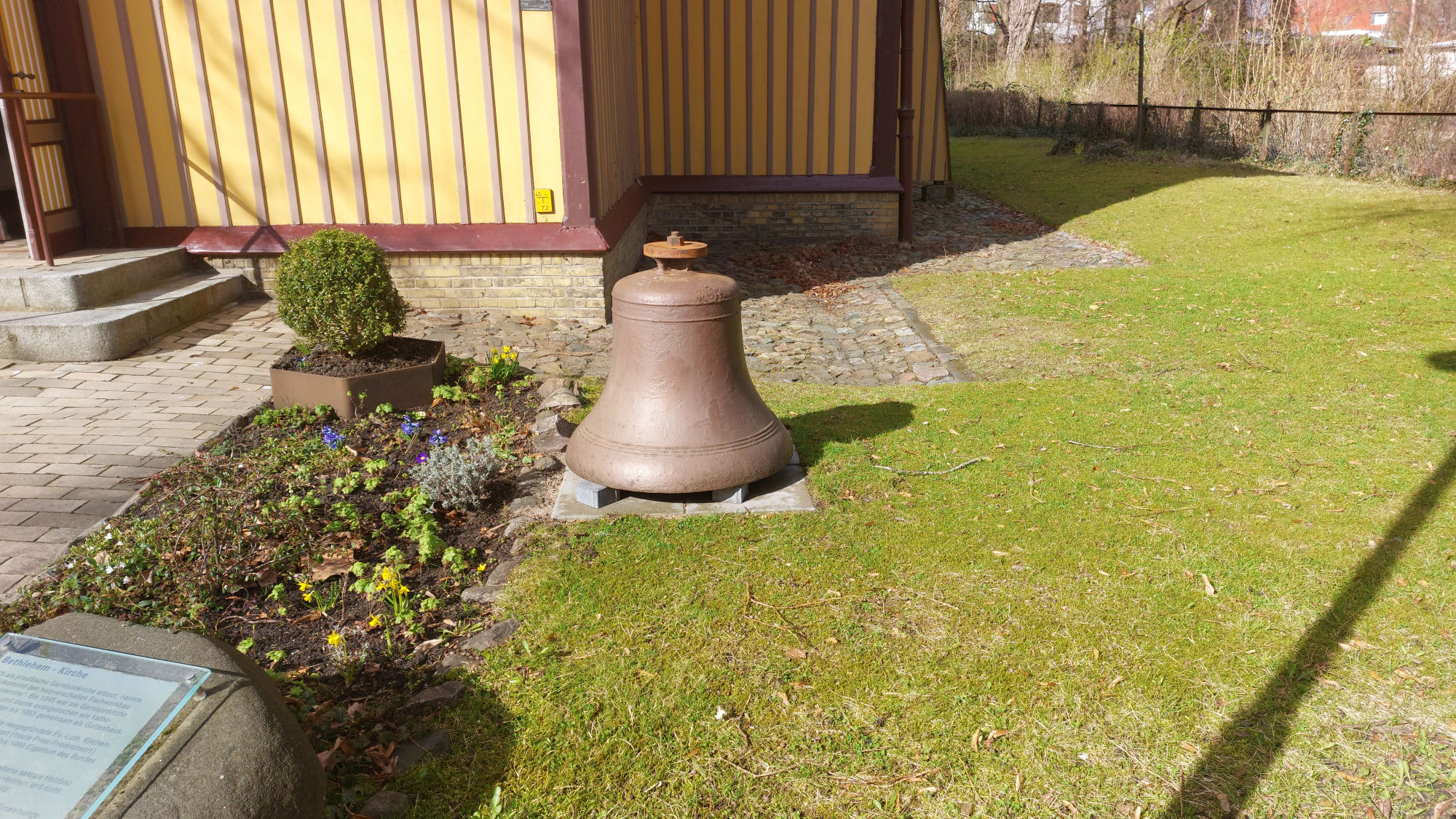 Die alte Glocke an ihrem neuen Platz vor der Kirche.