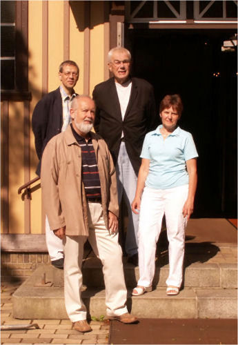 Volker Landa (1. Vorsitzender Interessengemeinschaft), Horst Reyer (stellv. Vorsitzender Bürgerstiftung), Karl-Heinz Zimmer (Vorsitzender Bürgerstiftung), Christel Paproth (2. Vorsitzende Interessengemeinschaft) (v.l.)